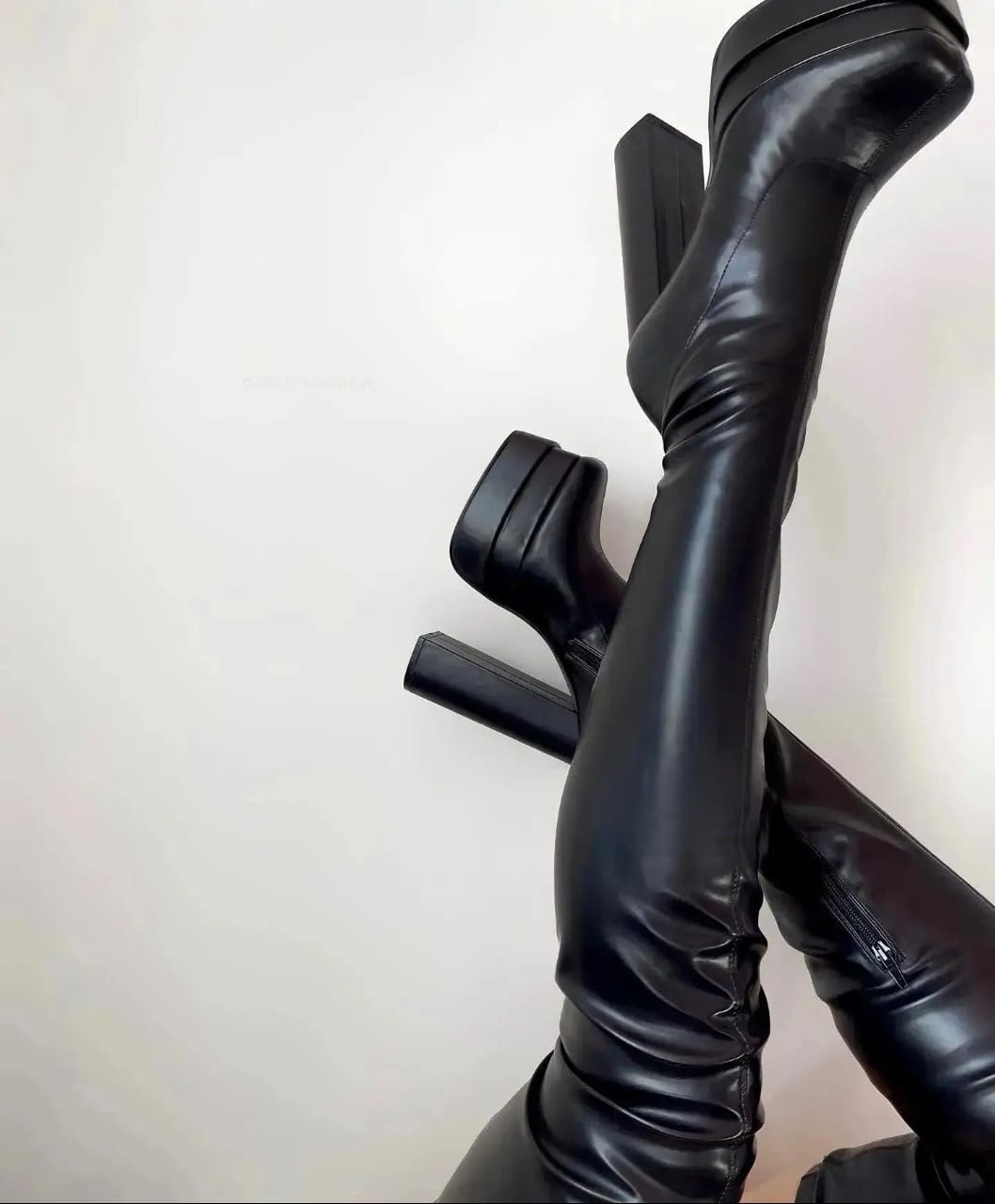 Bota Madamme Shan- cano longo em couro napa com elastano
